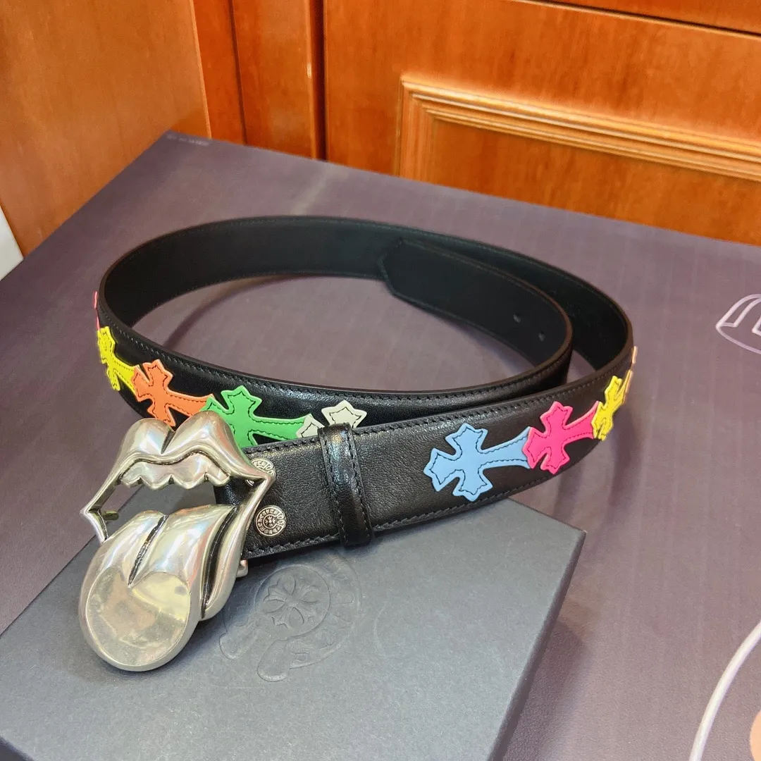 💰760💰Full package💰 💍purchasing grade pure copper silver plated 925 fidelity version 𝐂𝐡𝐫𝐨𝐦𝐞𝐇𝐞𝐚𝐫𝐭𝐬 Crow heart detachable style The Big Tongue's pure copper silver-plated 925 hardware has an old and rough style. During production, the black color after oxidation of 925 silver is deliberately retained, and then polished to form a shiny silver surface with soft gray and black shadows. The layering is very obvious. The imported oil-waxed leather is spliced ​​with colorful crosses, integrating rock punk, goth, street hip-hop and other elements. Its design style is unique and full of mystery and luxury.  Width 3.8cm.